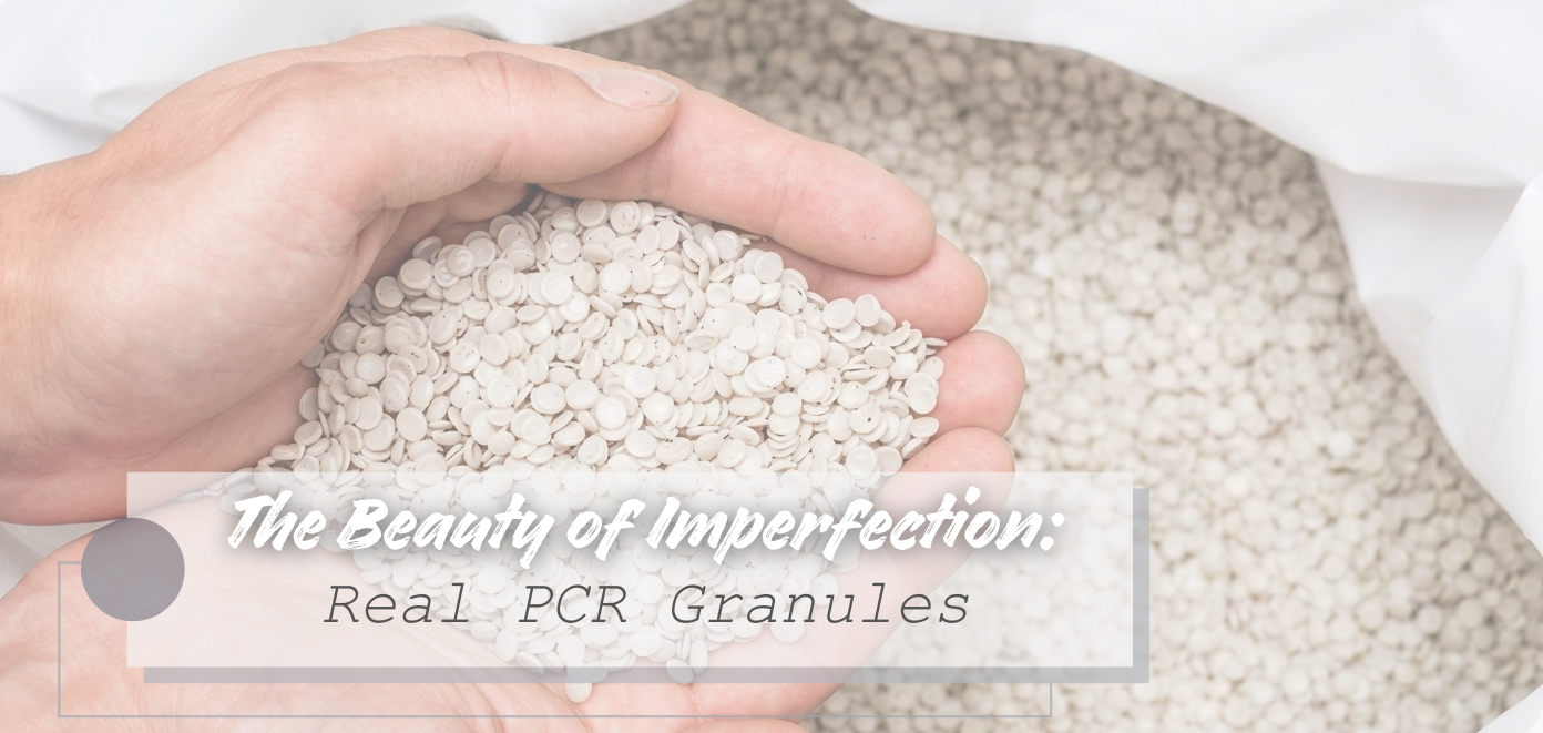 Sourcé par COSJAR : Un gros plan sur des granulés de plastique PCR (plastique recyclé post-consommation) blanc de qualité supérieure avec des éclats naturels, mettant en avant les capacités de sourcing professionnelles de COSJAR pour des matériaux d'emballage durables de haute qualité.